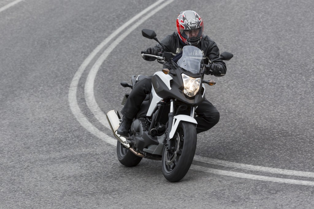 la Honda NC 750 XD, en version "civile" sans feux bleus ni équipement de police.