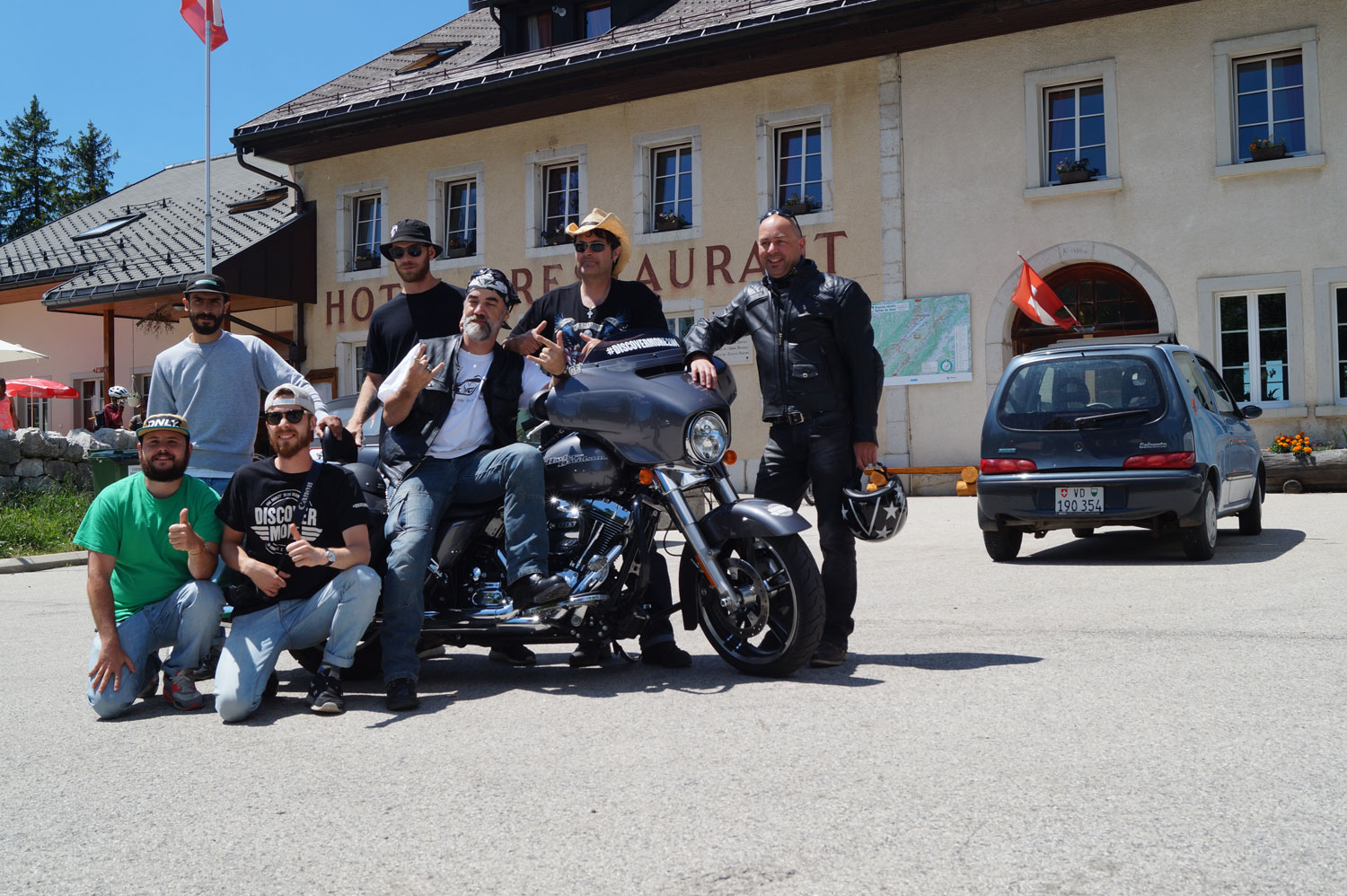 Photo de famille juste avant de rejoindre Genève et la France pour la prochaine étape du Discovermore.