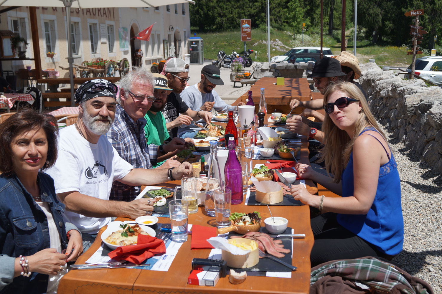 Le repas de midi l'équipe, pris au Col du Marchairuz.