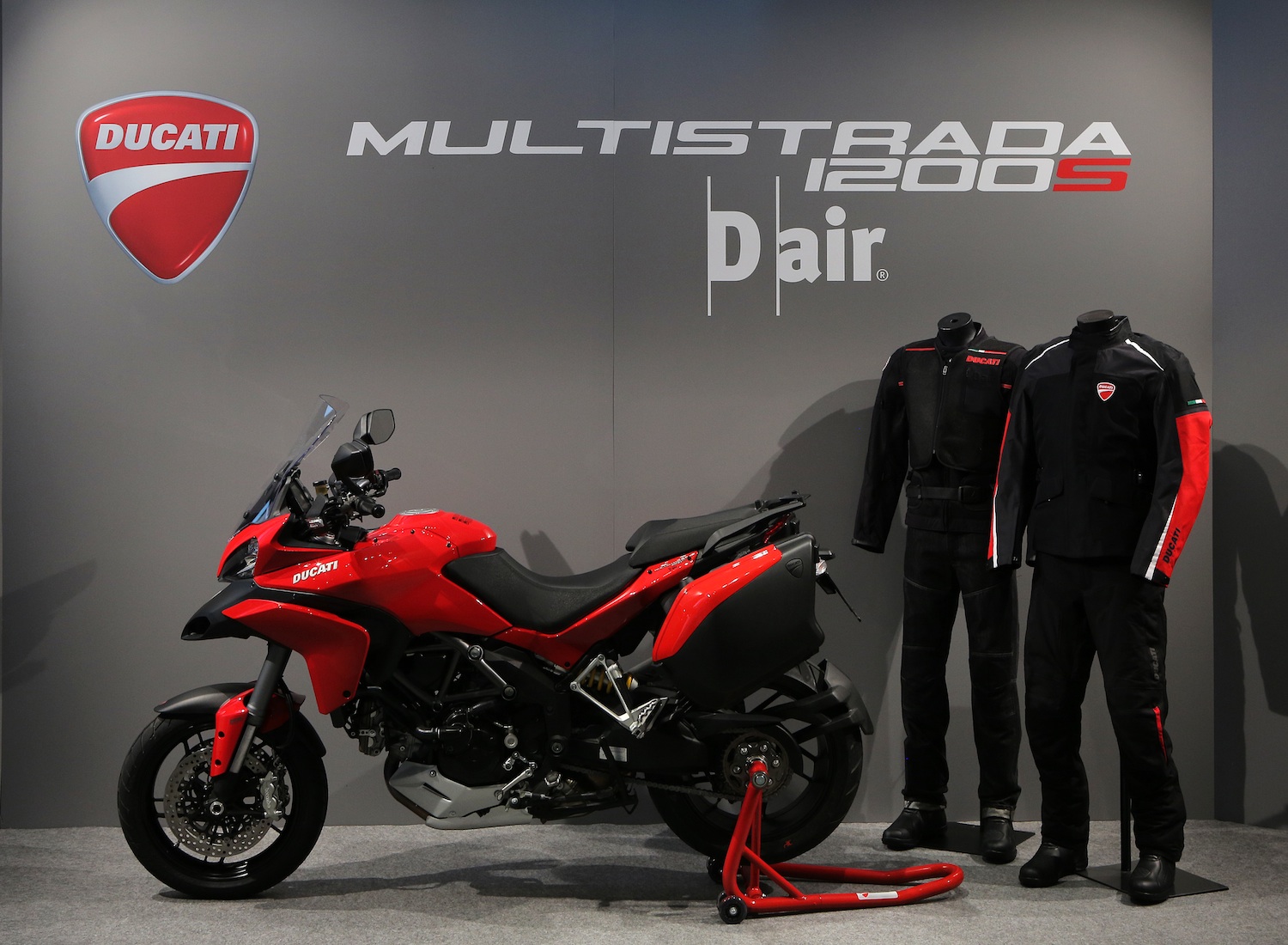 La Ducati Multistrada 1200 S Touring, à côté des habits Dainese.