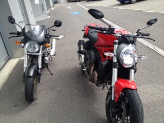 L'ancêtre (Monster 620, à gauche) et la nouvelle venue (Monster 821), au siège suisse de Ducati.