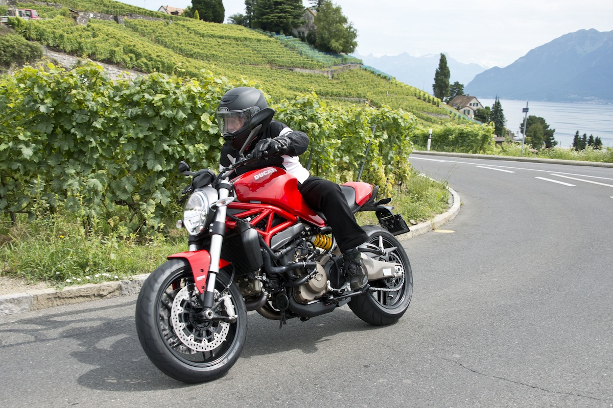 Cette moto requiert une route panoramique pour montrer tout son potentiel esthétique.