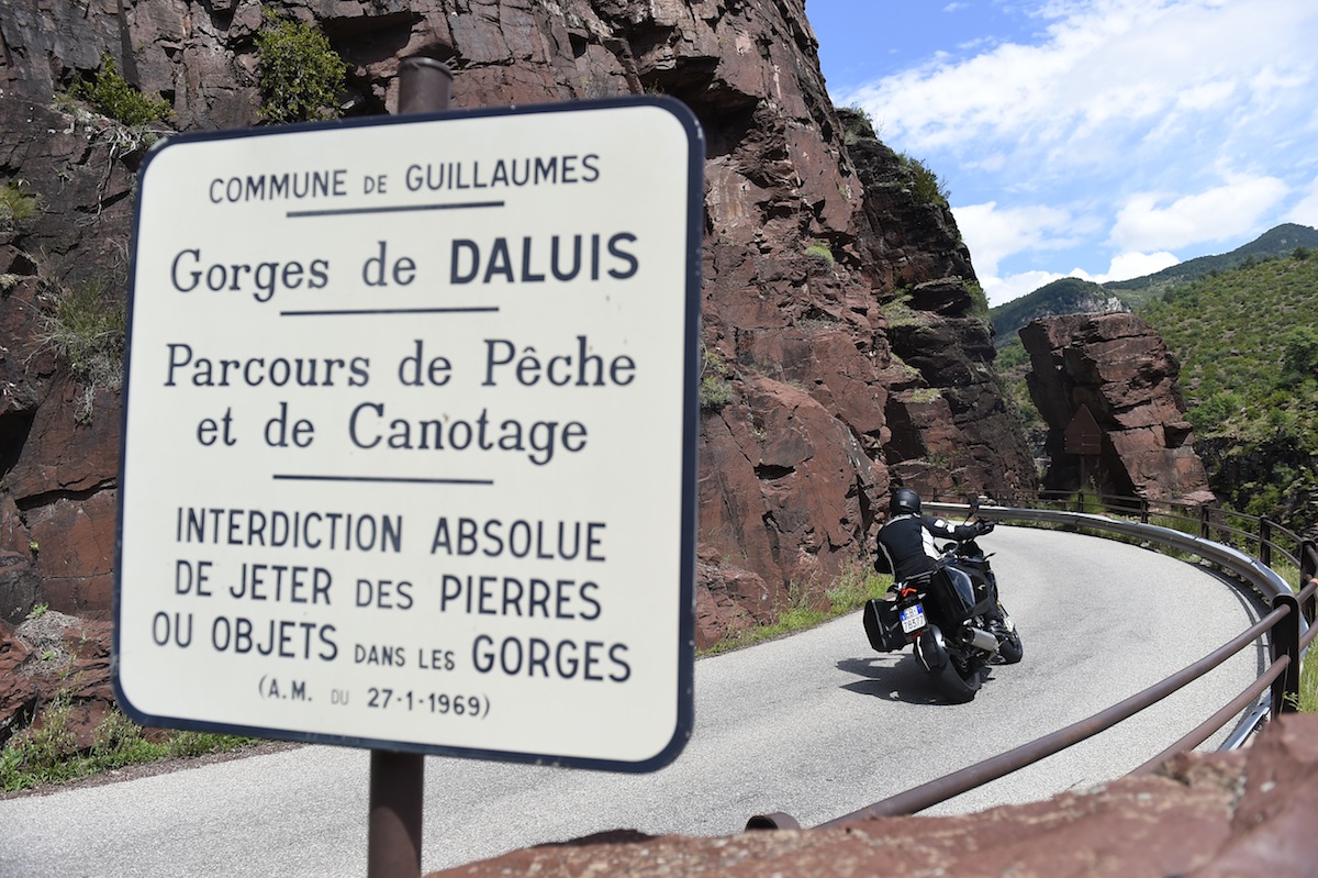 Comme dit le panneau: des kilomètres de roches rouges et de tunnels sombres.