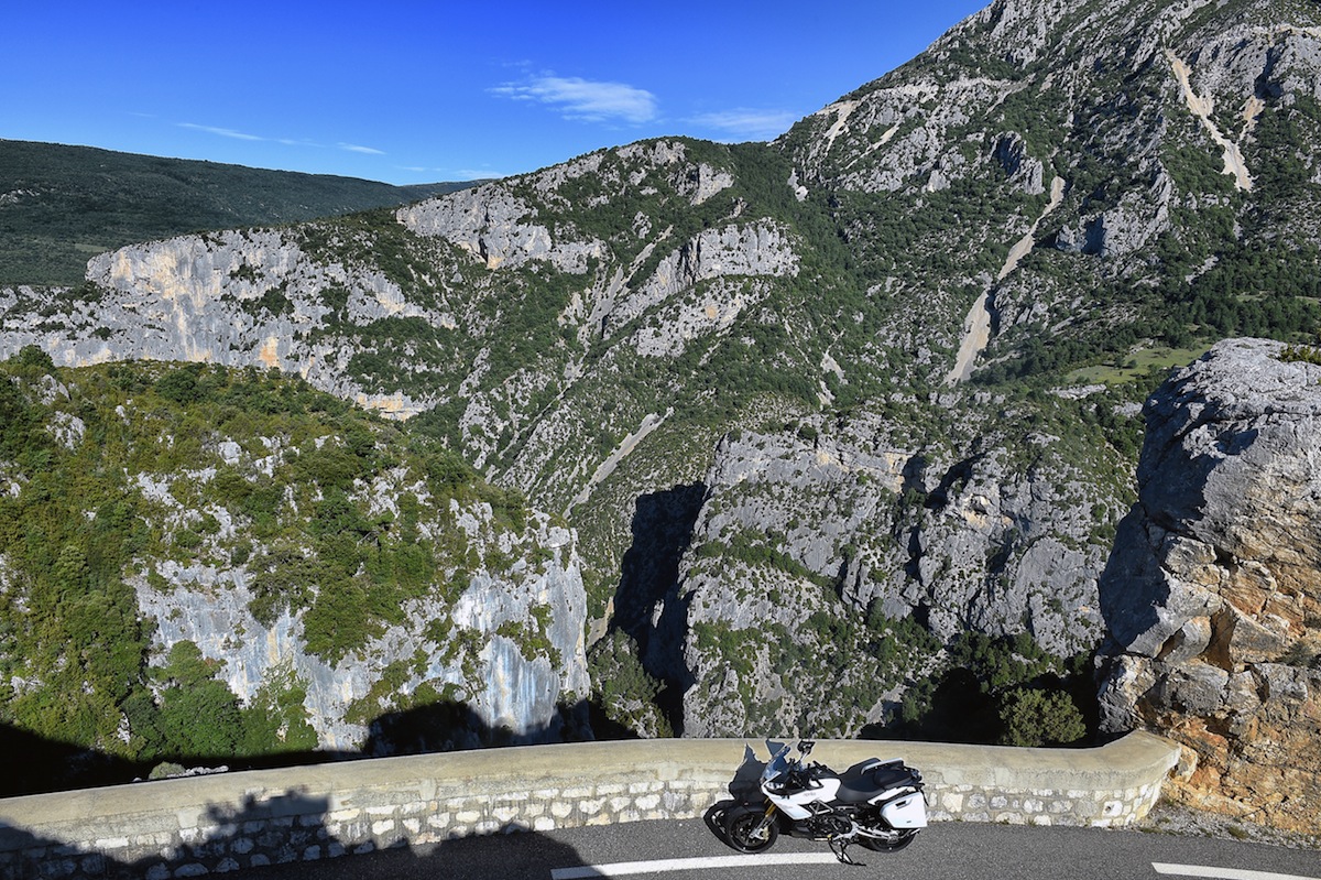 Les gorges du Verdon; la route se resserre, et le bitume se dégrade.