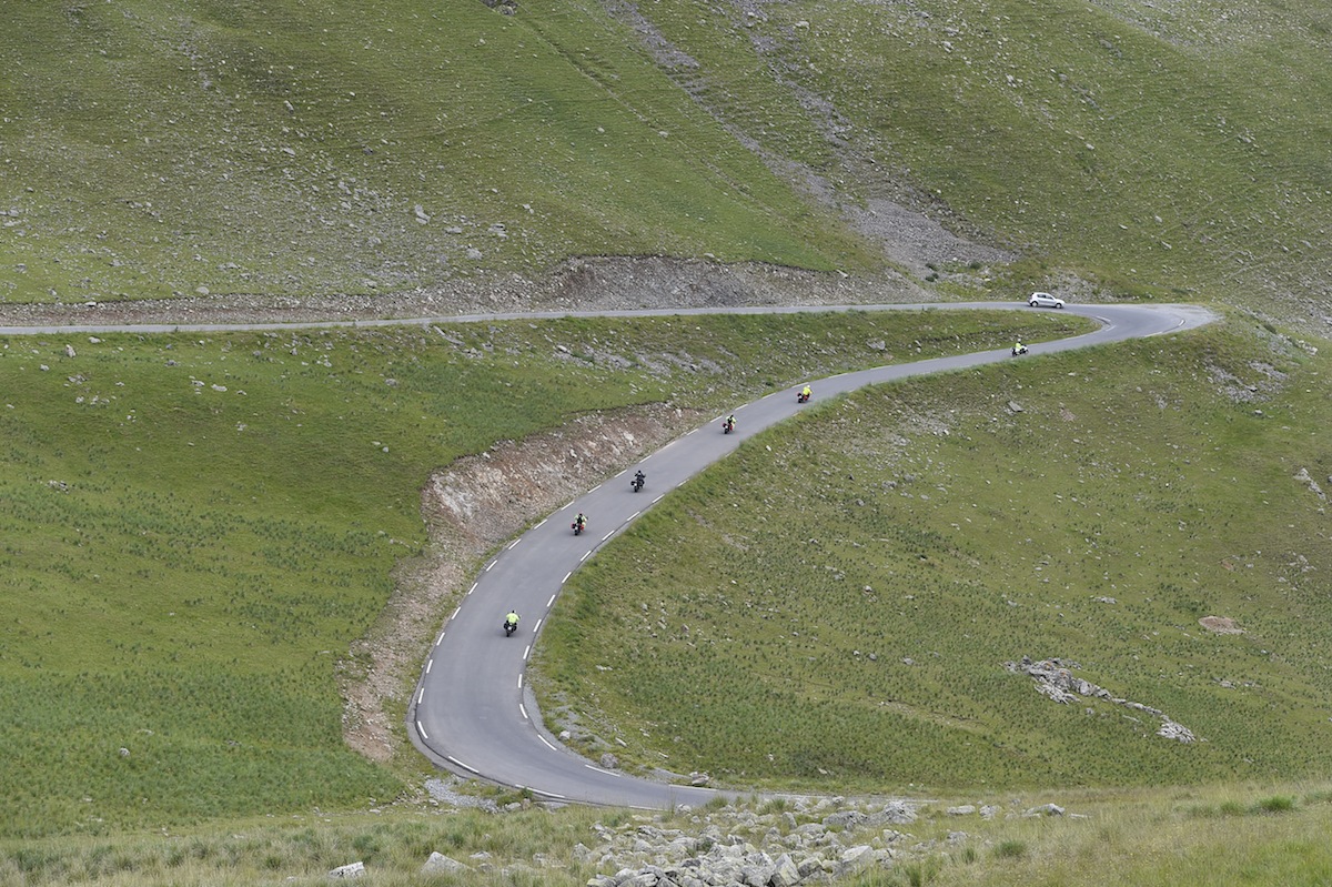 On grimpe, direction le col de la Bonnette.