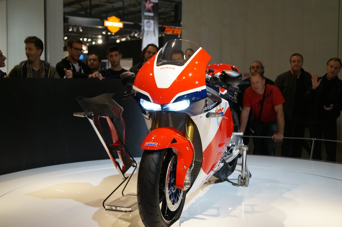 Chez Honda, on se presse pour décortiquer les détails du prototype RC213V-S.