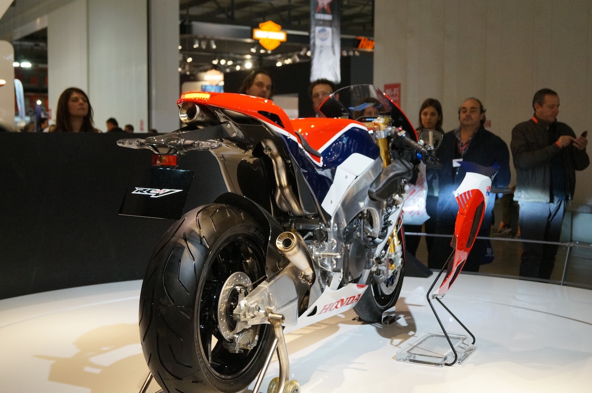 Une version homologuée pour la route de l'engin de Moto GP utilisé par Marc Marquez et Dani Pedrosa... avec le flanc de carénage gauche ouvert.