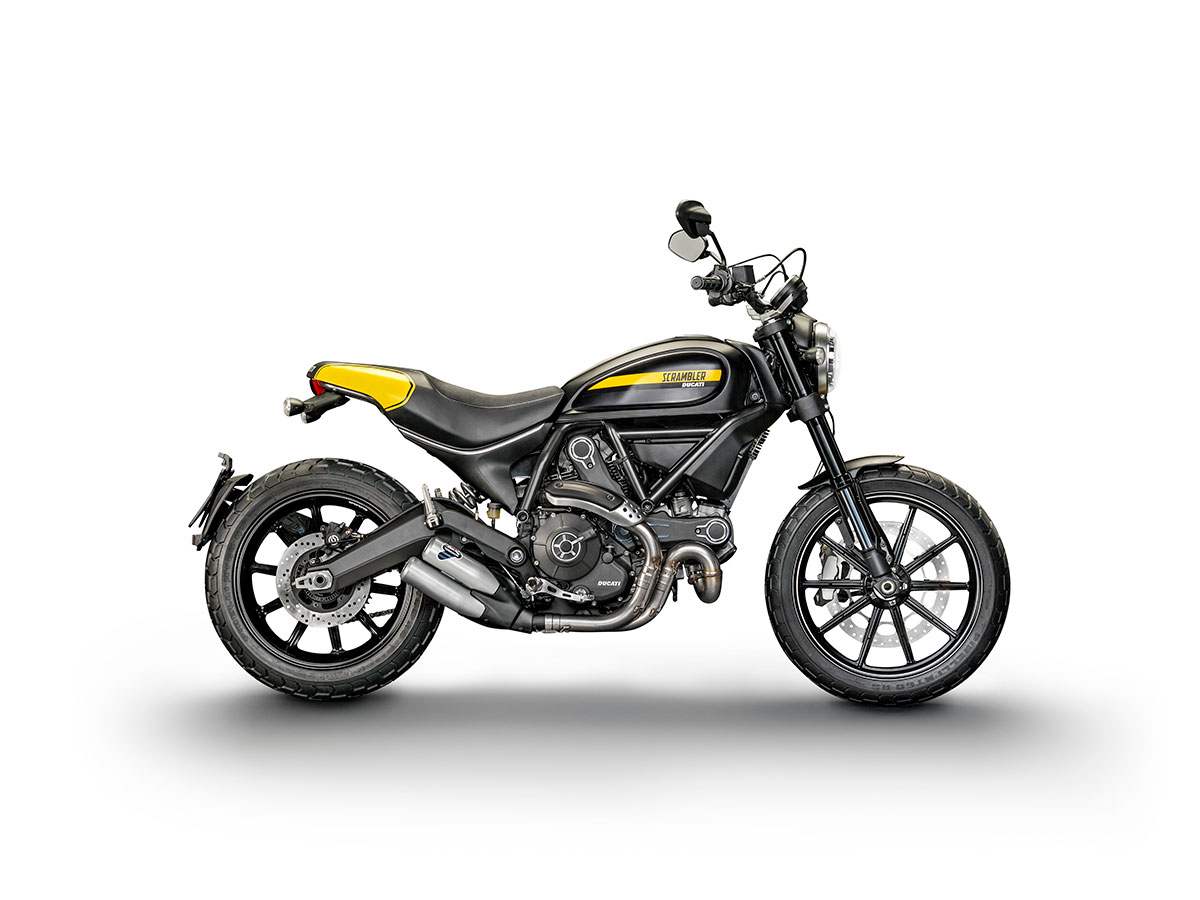 Le Scrambler Ducati en version "Full Throttle" Un guidon plaus bas, un arrière plus court, un double échappement Terminioni et une déco avec une place pour le numéro du pilote... Le plus sportif du club des 4!