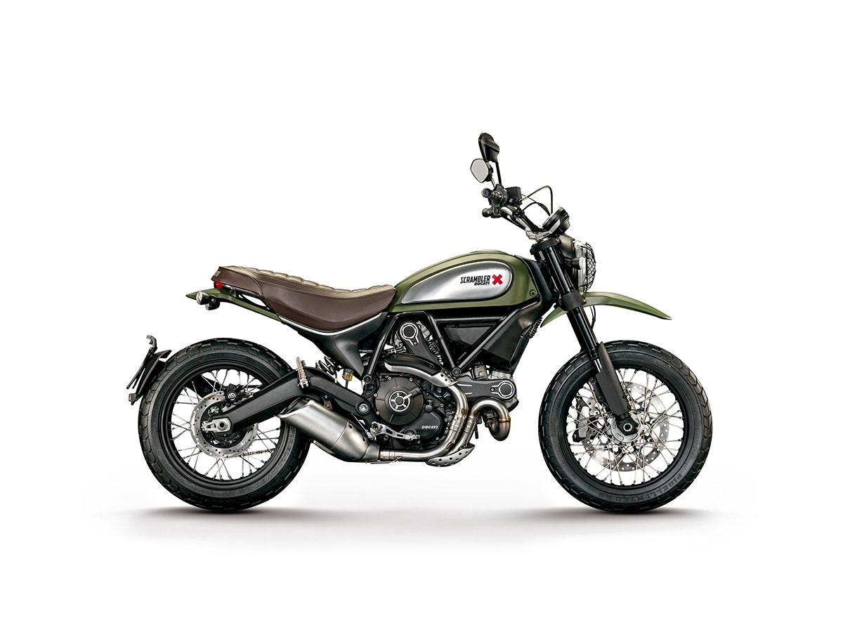 Le Scrambler dans sa version "Urban Enduro". Avec son garde-boue collé au-dessous de la tête de fourche et sa couleur militaire, il est le plus proche de la version originelle.