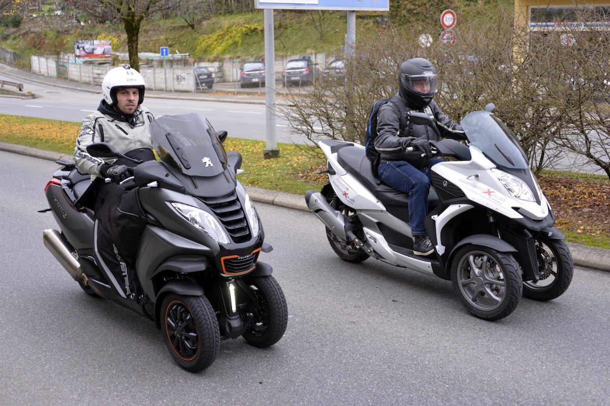 Le Peugeot (à gauche), malgré les apparences, est plus performant en accélérations pures.