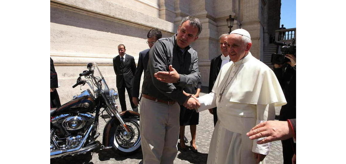 Les Harleys des papes Benoît et François rapportent aux oeuvres charitables