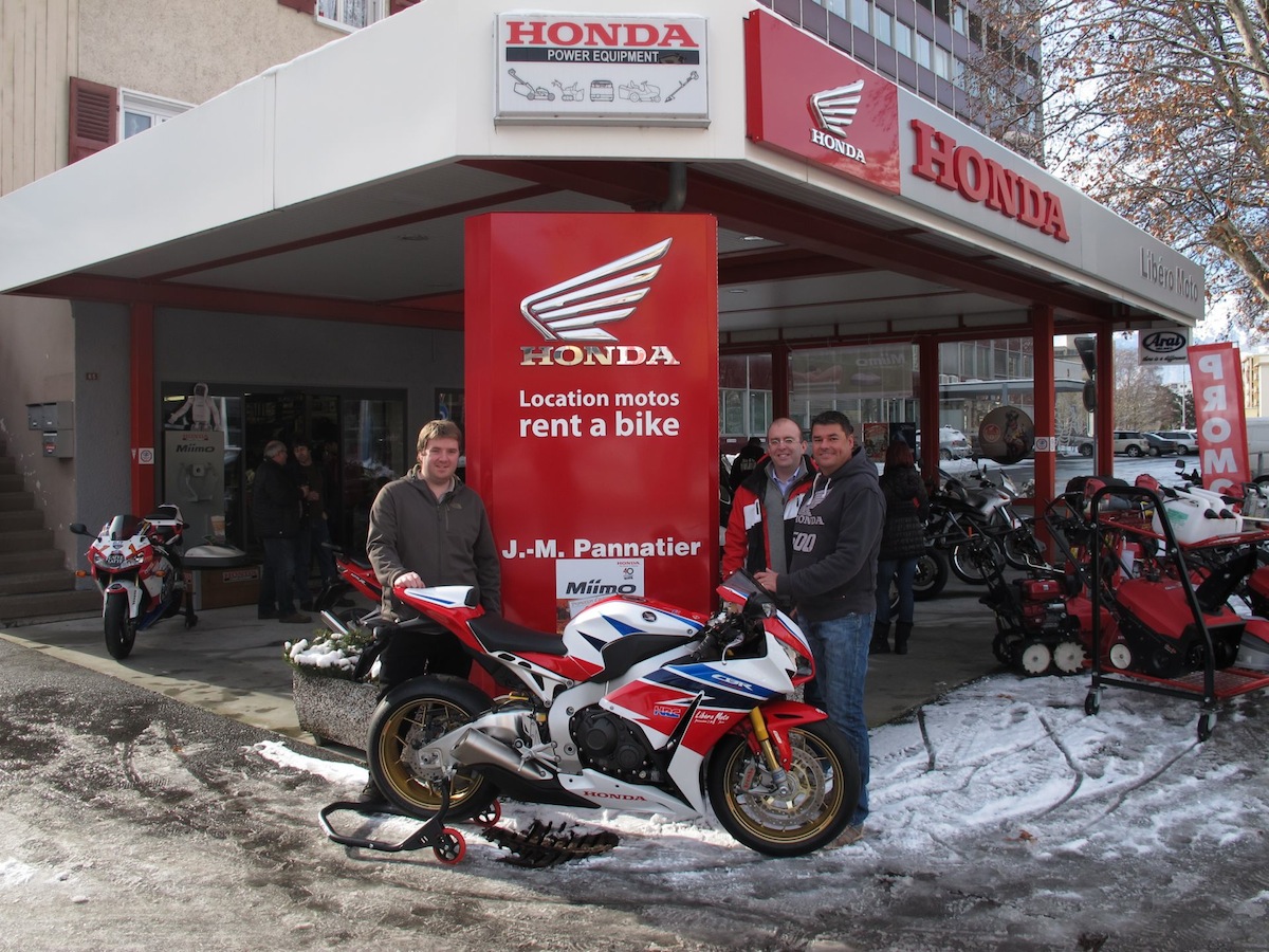 De gauche à droite, Jean-Marc Pannatier, Thomas Moureau (manager Honda moto Suisse) et Alain Reynard.