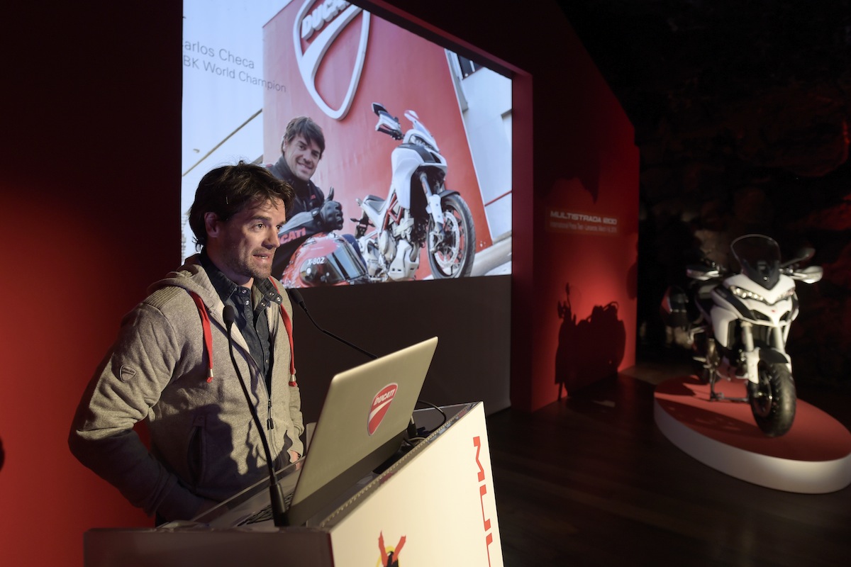 Carlos Checa en conférence de presse pour la présentation de la moto.