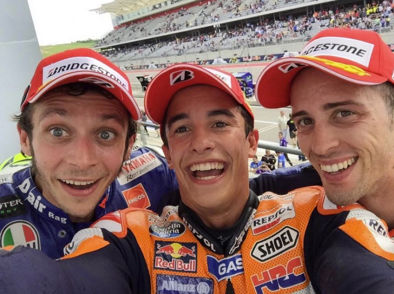 Sur le podium: Valentino, Marc et Andrea.