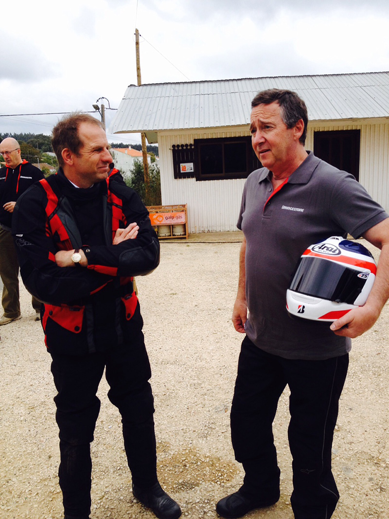 Freddie Spencer en compagnie de Romain Suard, le directeur de ventes de Bridgestone moto en Suisse.