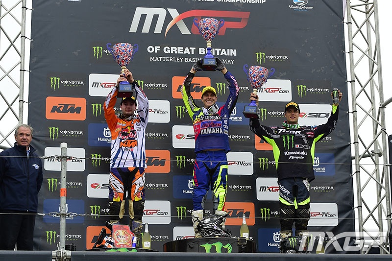 Sur le podium, Guillod premier (bleu), Herlings deuxième (orange) et Tixier troisième (vert).