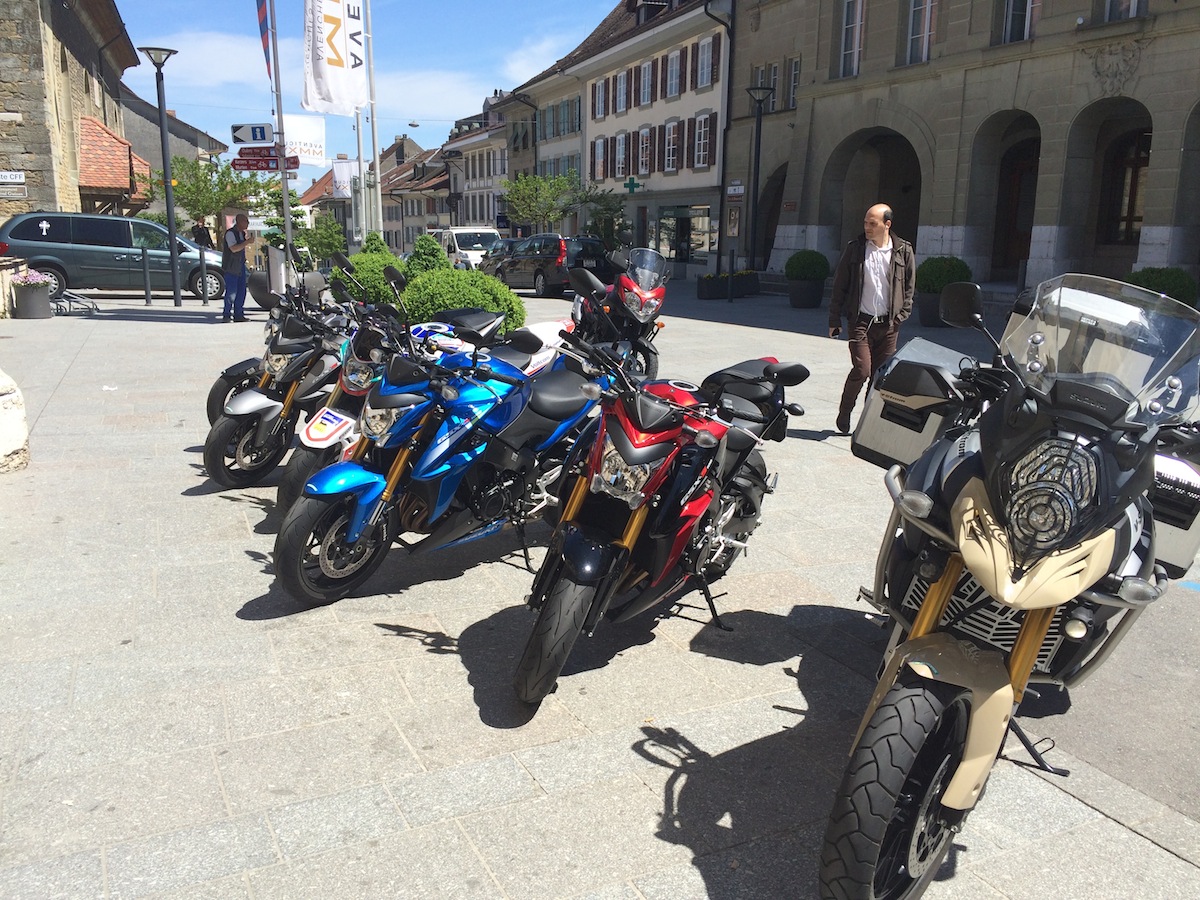 Le test des motos Suzuki incluait un passage dans la vieille ville d'Avenches.