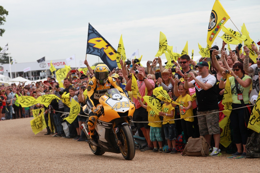 Vale faisant plaisir à la foule de Goodwood.