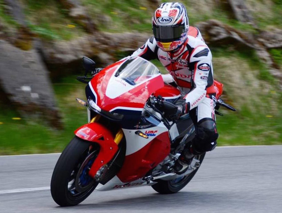 Hiroshi Aoyama, pilote d'usine Honda, a aussi roulé avec la bête, sur route ouverte au Japon.