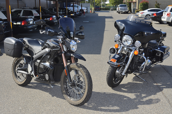 La zero électrique à gauche, la Harley à essence FLC à droite.