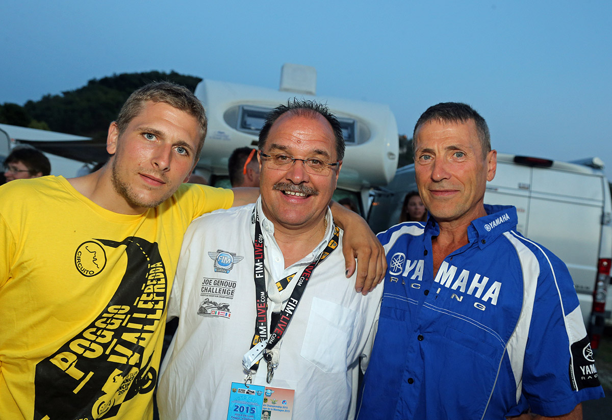 Jean-Luc David (à gauche) et Jean-Paul Clément entourent le promoteur du championnat d’Europe de la montagne, Joe Genoud.