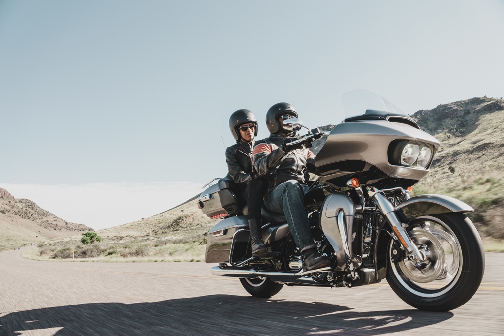 La nouvelle Road Glide Utltra. On voit ici un des deux radiateurs du moteur refroidi par liquide.