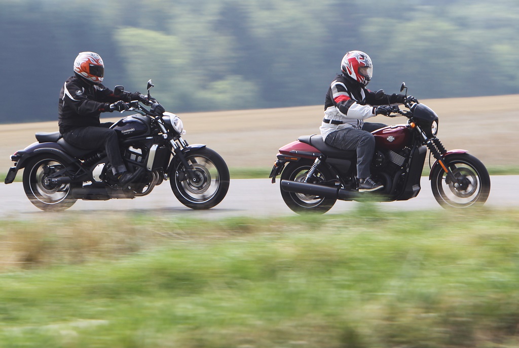 Les deux motos se tiennent en accélération, même si le moulin de la Harley semble plus vif "en bas".