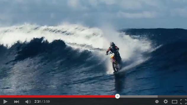 Il surfe avec sa KTM de cross sur la grande vague de Tahiti