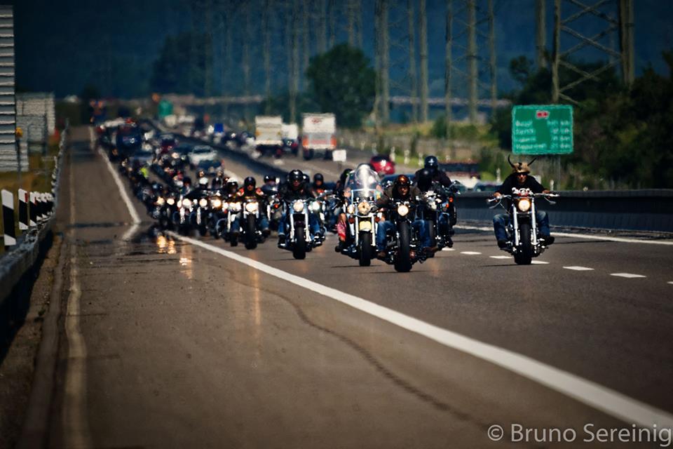 Les charity riders sur la route.