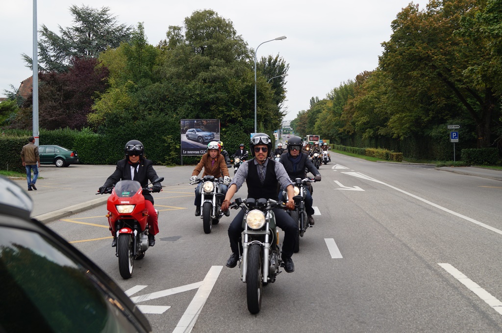 Sam Arbor en tête sur sa Royal Enfield.