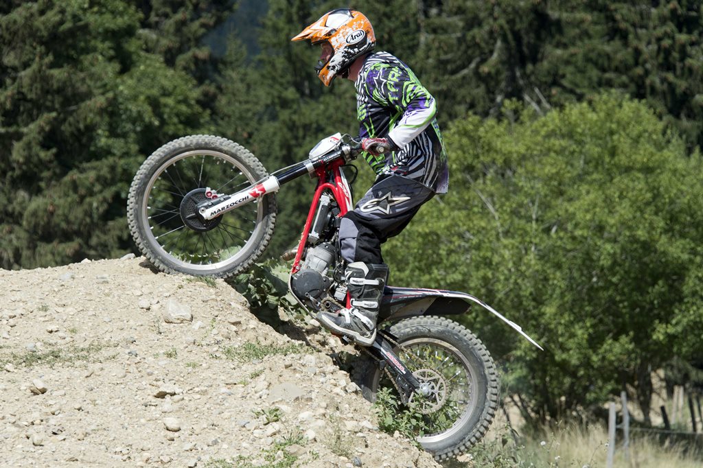 Le franchissement d'obstacles légers sur une moto de trial fait partie des exercices.