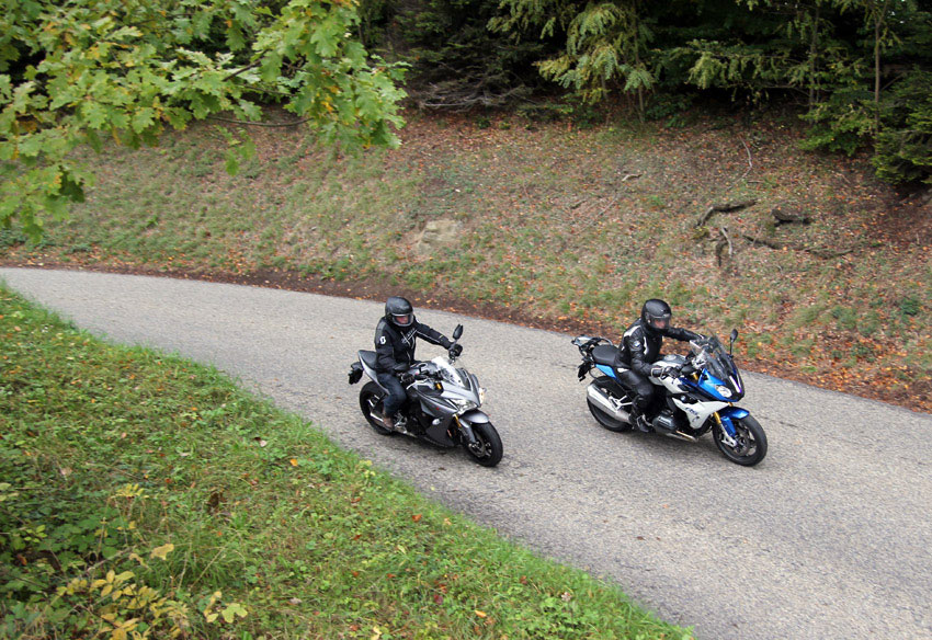 Deux motos (Suzuki à gauche) pensées pour des usages différents.