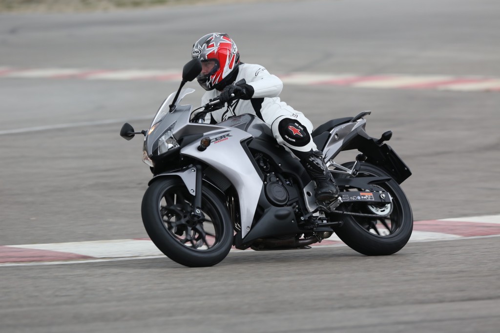 La version avec carénage, soit la CBR 500 R, sur le circuit Parcmotor en Espagne..