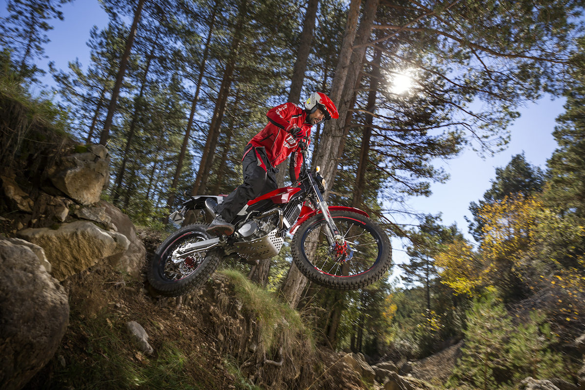 A son guidon, on peut faire du trial comme sur une "vraie". La moto photographiée ici est encore un prototype.