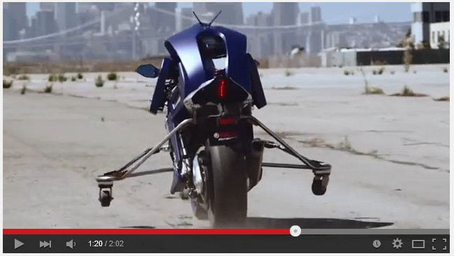 Yamaha présente un motobot sur une R1, en « hommage » au Doctor Rossi