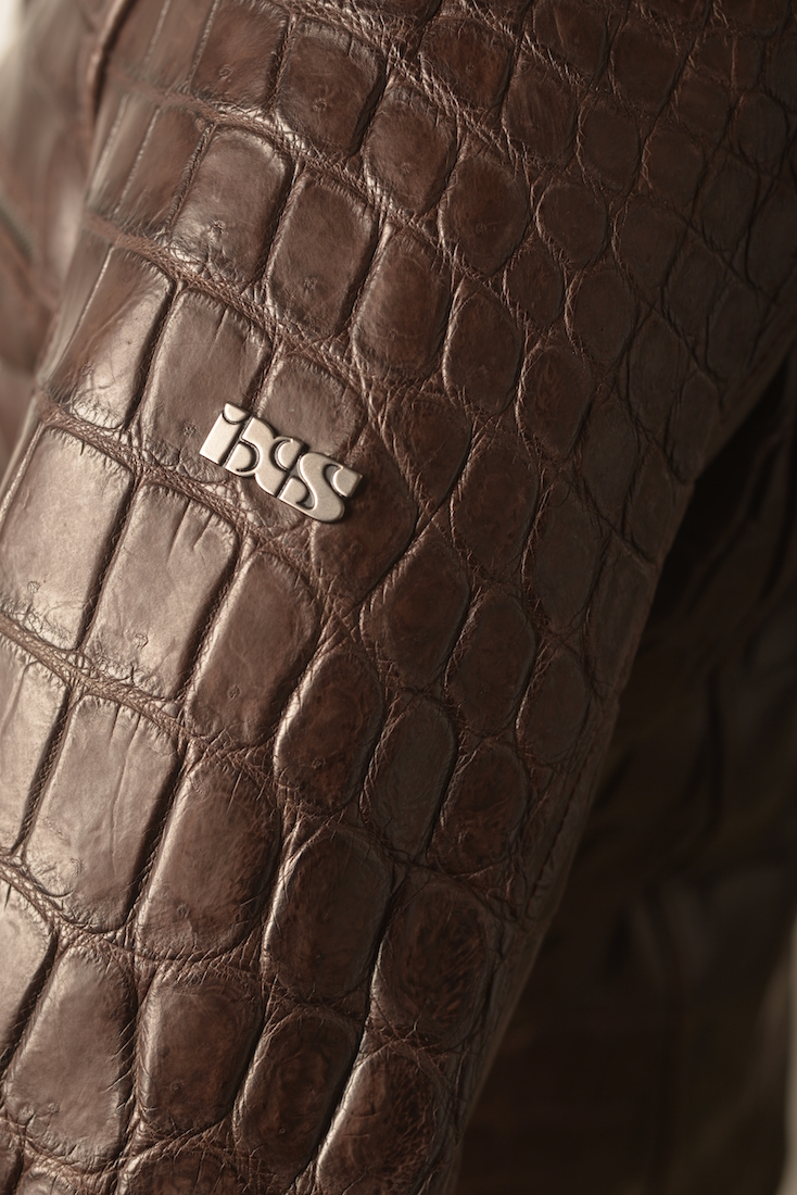 Le cuir de crocodile est souple et on distingue bien les écailles. 
