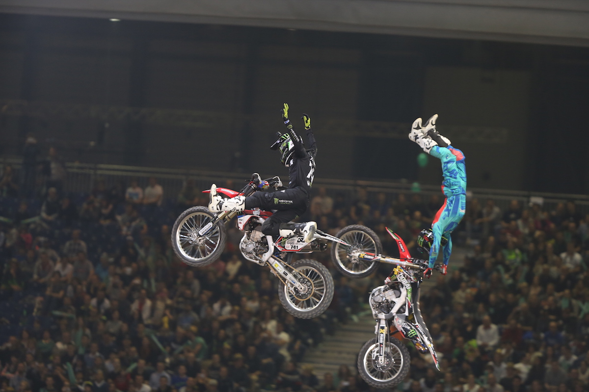 Le Tchou-Tchou fut très réussi, ici avec Josh Sheehan (à droite), auteur de deux doubles backflip sur les deux jours du Super Cross.