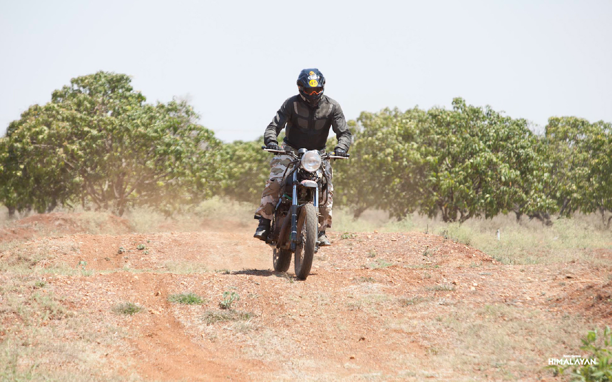 La moto est fine, et légère, nous dit-on.