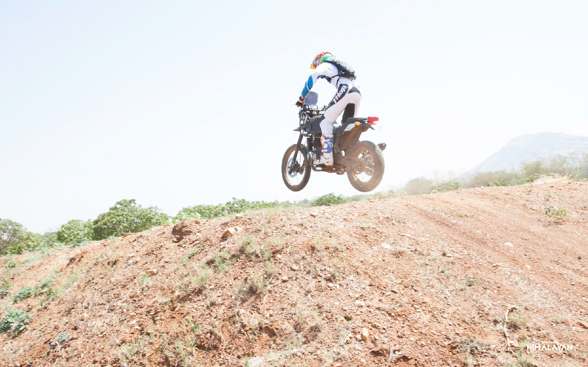 CS Santosh, seul pilote indien du Dakar 2016, en train de tester l'Himalayan en Inde, dans l'Etat du Karnataka.