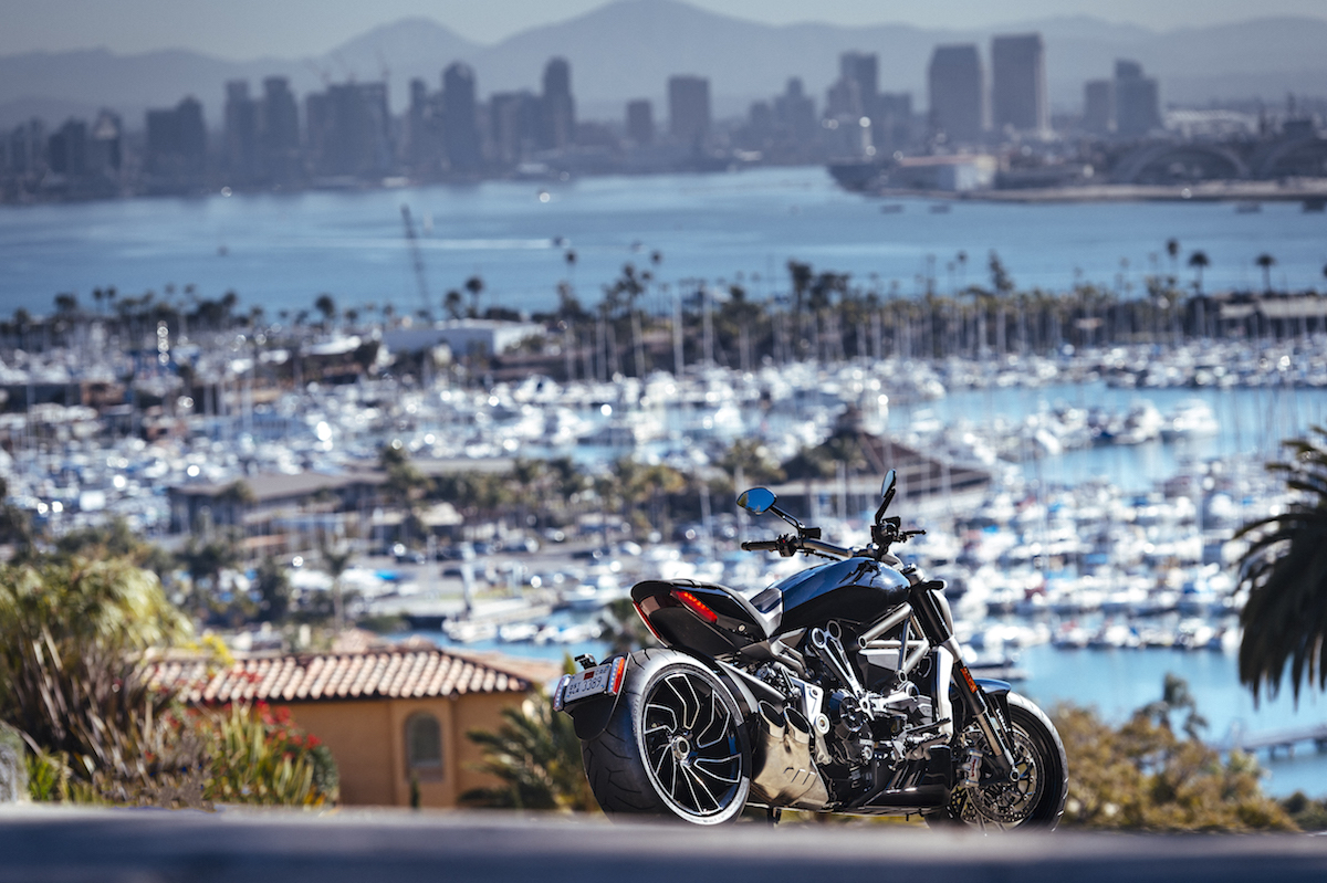 En surplomb du port de plaisance de San Diego, le X Diavel S.