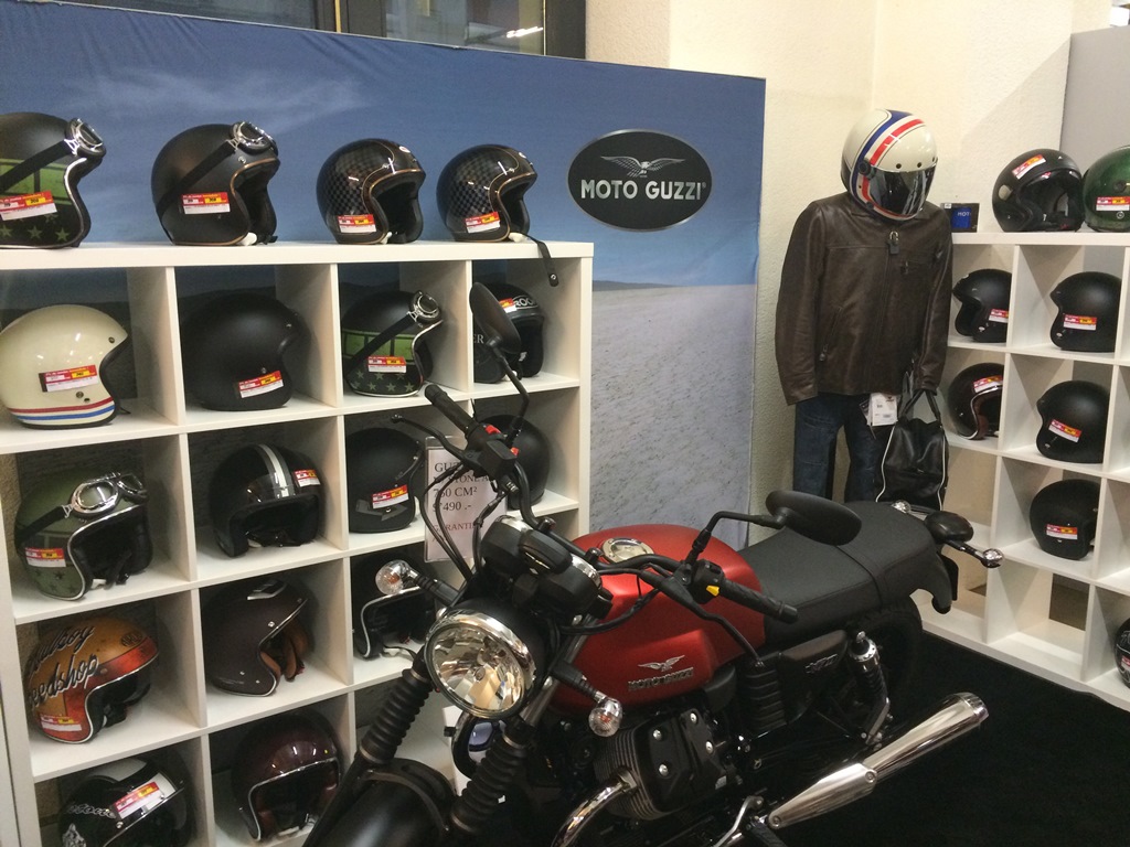Avec les Moto Guzzi V7, de nouveaux casques sont arrivés chez Dafy Moto Lausanne.