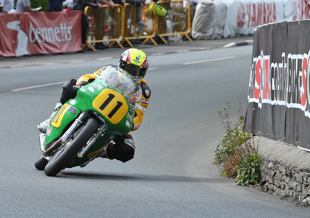 Dave Kneen/Pacemaker Press, Belfast: 29/08/2015: Ian Lougher sur la Paton de Giovanni Cabassi/Flitwick Motorcycles, à "Ginger Hall", durant la course du Bennetts 500cc Classic TT.