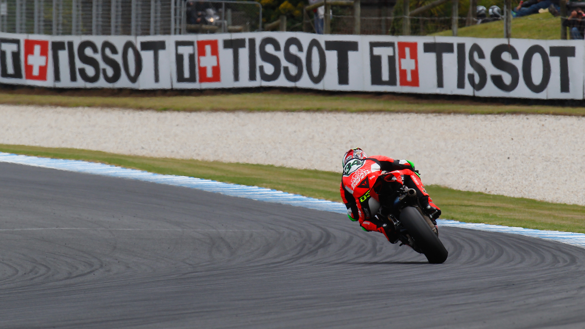 Pour son retour sur le circuit (blessure en deuxième moitié de saison 2015), Giugliano a montré qu'il était en forme en se plaçant juste derrière le poleman Sykes.