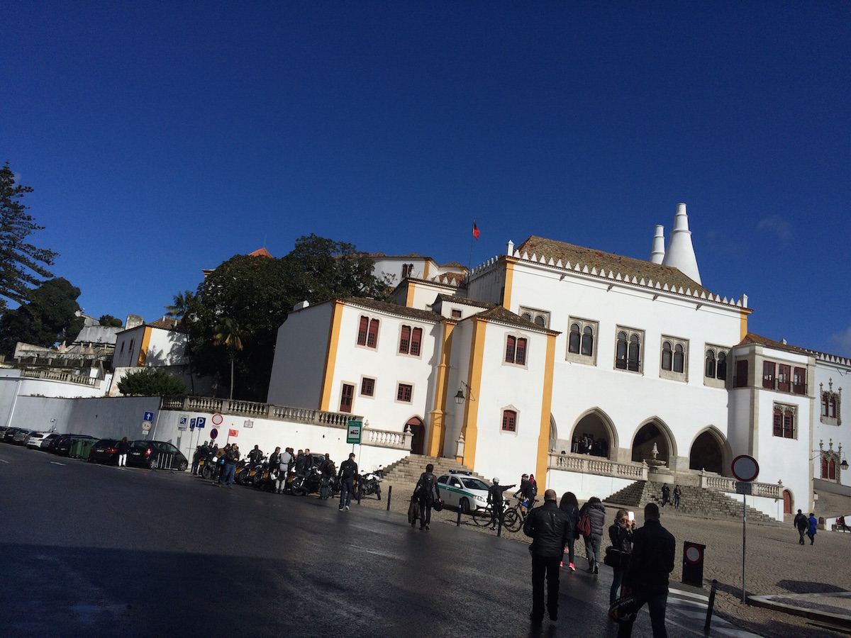 La place centrale de la petite ville portugaise de Sintra.