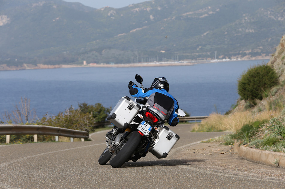 Même les valises peuvent frotter, tellement la moto est capable de s'incliner.