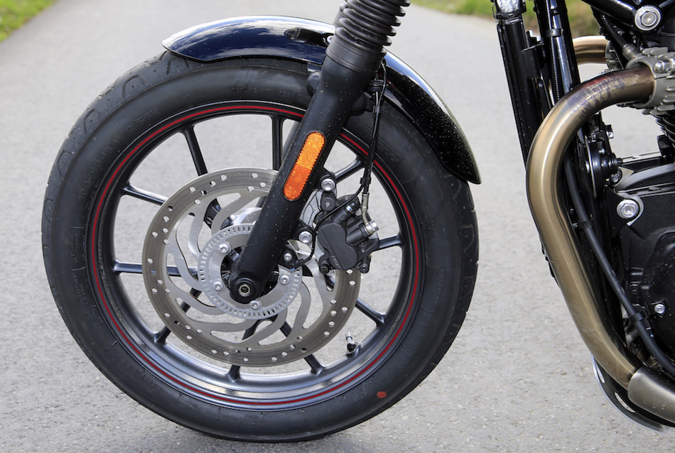 La roue antérieure de (relativement) grand diamètre esz aussi relativement fine. Un gage d'agilité à basse vitesse et de fidélité aux origines vintage de la moto.