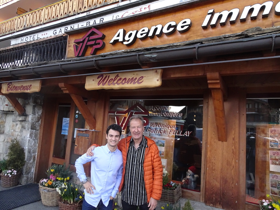 Dani et Patrick Fellay, devant les locaux de l'agence immobilière de ce dernier (VPF), à Verbier.