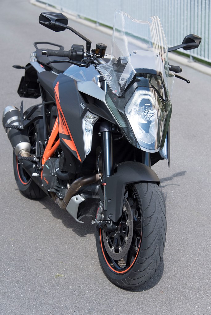 La KTM 1290 SUper Duke GT, de face