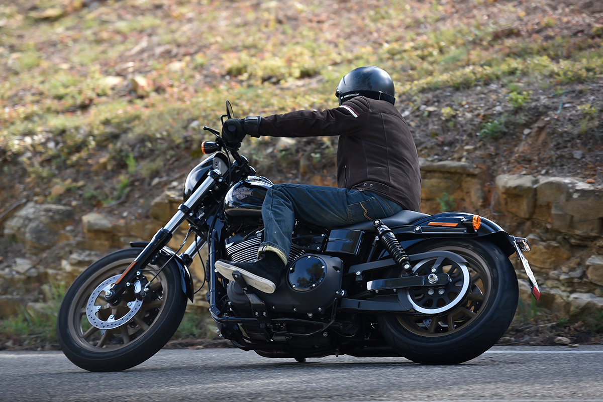 La Harley-DAvidson noire Low Rider S frotte rapidement... Mais qu'est-ce que c'est bon!