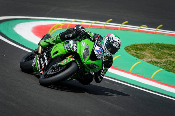 Randy Krummenacher à l'attaque sur le circuit d'Imola.